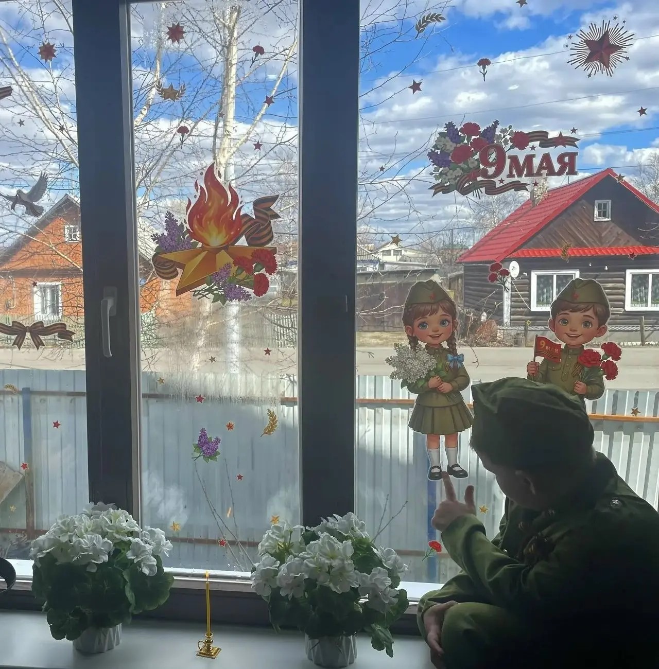 Анжеро-Судженск активно участвует в акции «Окна Победы». Учащиеся, воспитанники, педагоги украшают праздничными надписями и рисунками окна своих домов, квартир и образовательных учреждений.